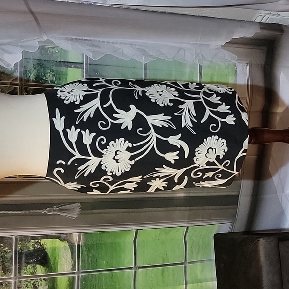 Silk Club Collection Women's Black & White Floral 100% Silk Pencil Skirt, size 4 - Picture 5 of 14